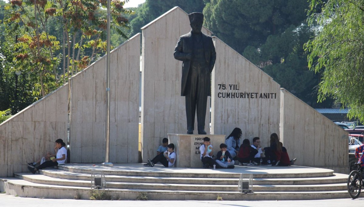 Okul yemekhanesine alınmayan öğrenciler yemeklerini sokakta yiyor