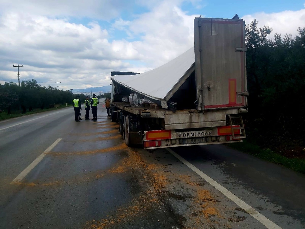 İşçi servisi ile TIR kafa kafaya çarpıştı: 8 yaralı