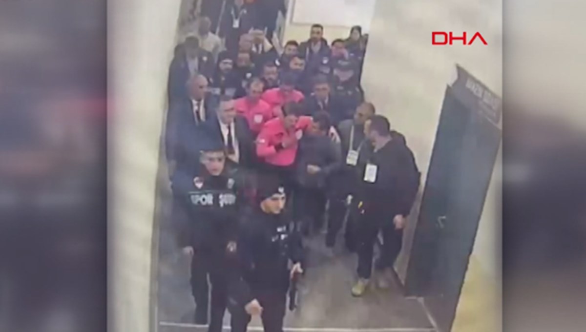 Emre Belözoğlu'nun Halil Umut Meler'e sarıldığı anlar kamerada Emre Belözoğlu'nun Halil Umut Meler'e sarıldığı anlar kamerada