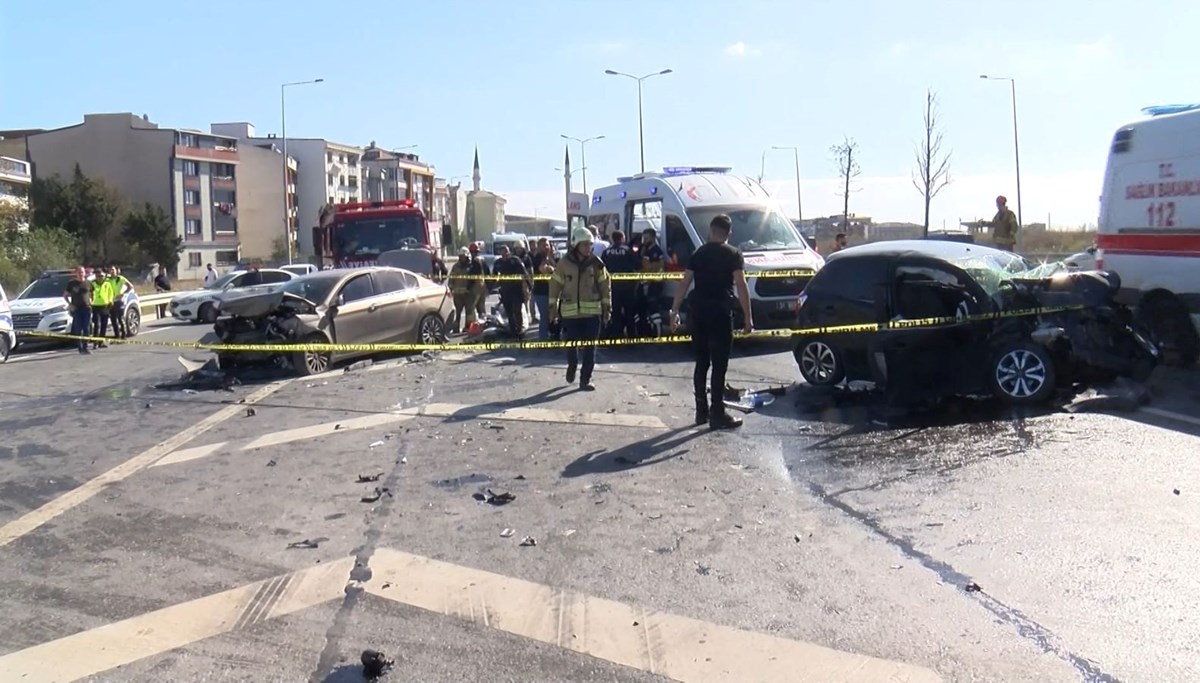 Sultangazi’de iki otomobil çarpıştı: 6 yaralı Sultangazi’de iki otomobil çarpıştı: 6 yaralı