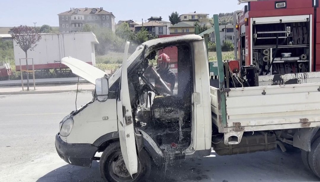 Sakarya'da park halindeki kamyonet alev aldı: 1 yaralı