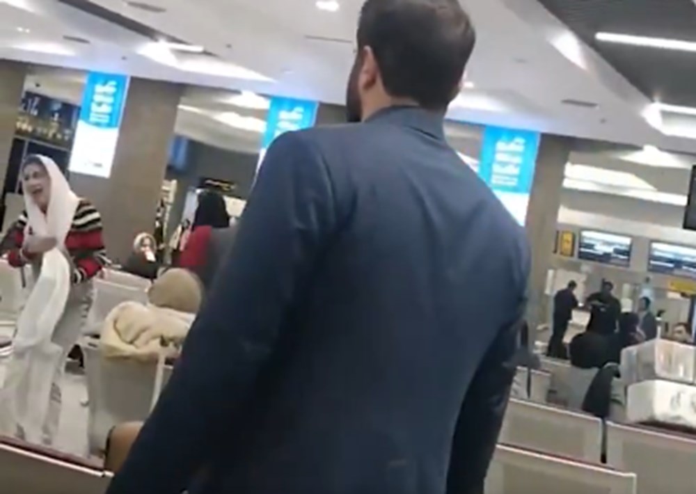 Havaalanında protesto: Öfkelenen İranlı kadın mollanın sarığını çıkarıp başörtüsü yaptı! - 2