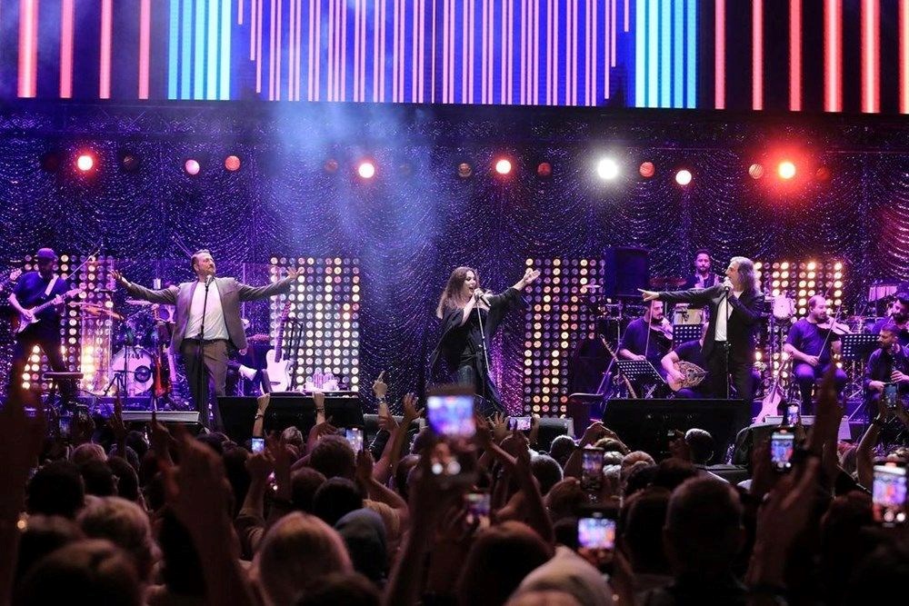 İzel korkuttu: Konserde bir anda yere yığıldı - 7