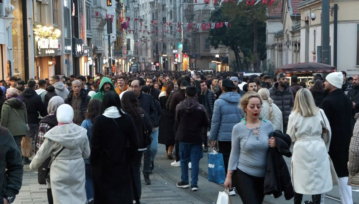 Taksim'de yeni yıla saatler kala hareketlilik başladı Taksim'de yeni yıla saatler kala hareketlilik başladı