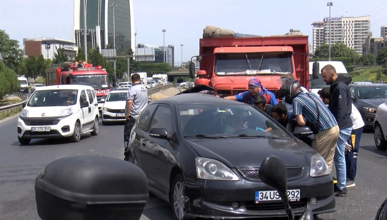 İstanbul’da Basın Ekspres’i Kilitleyen Kaza: Kamyon Arıza Yapan Araca ...