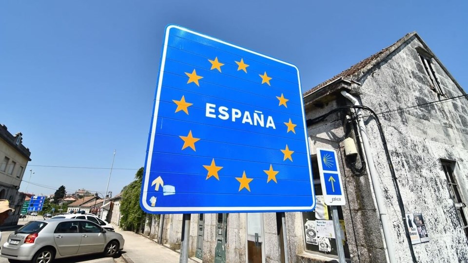 İspanya'ya gelen göçmenler ülkenin nüfusunu artırdı.