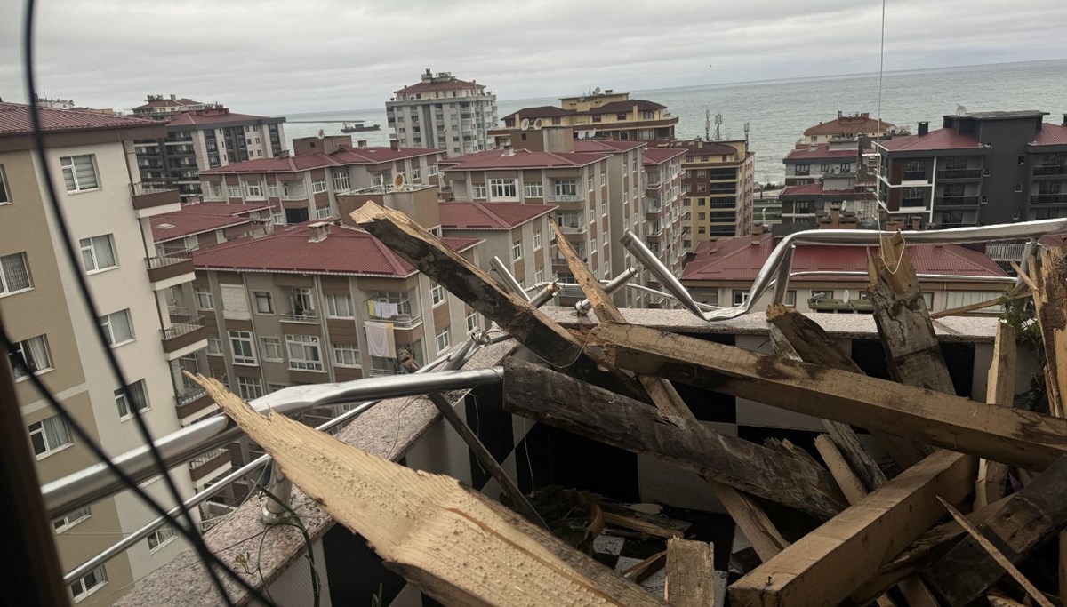 Rize'de fırtına | Çatılar uçtu, arabalarda hasar oluştu