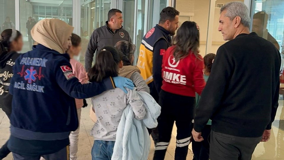 Okul önünde bir kişi şeker dağıttı,15 öğrenci zehirlendi - 1