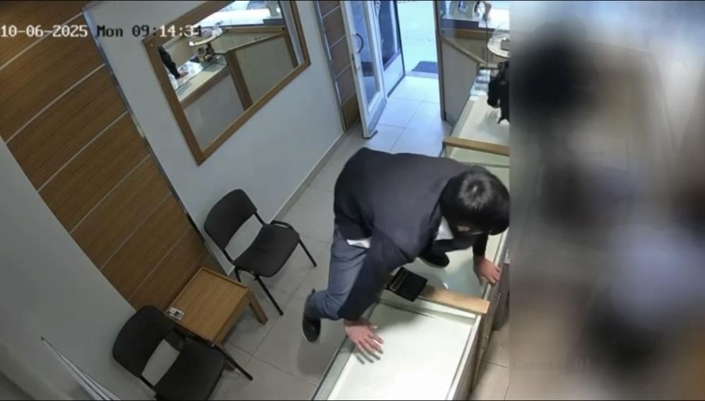 Kuyumcuyu dövüp, altınları çaldılar