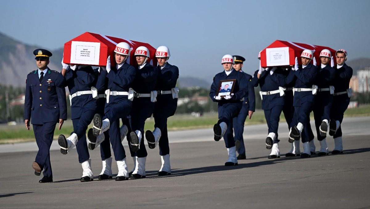 Eğitim uçağında şehit olan pilotlar için tören düzenlendi