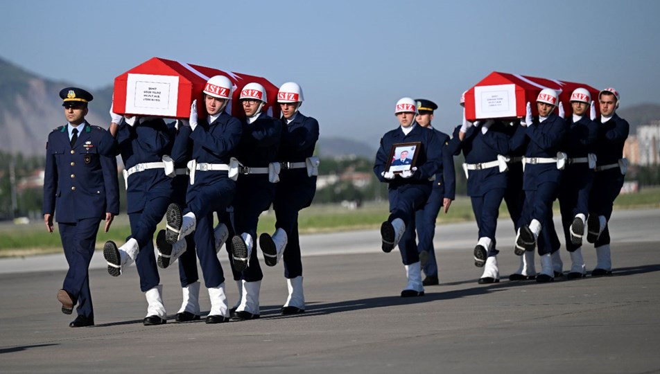 Eğitim uçağında şehit olan pilotlar için tören düzenlendi