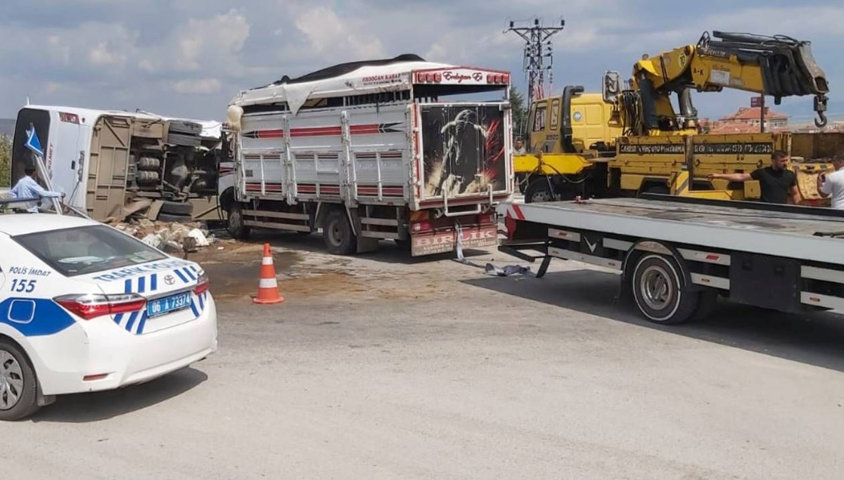 Kamyonetle servis minibüsü çarpıştı