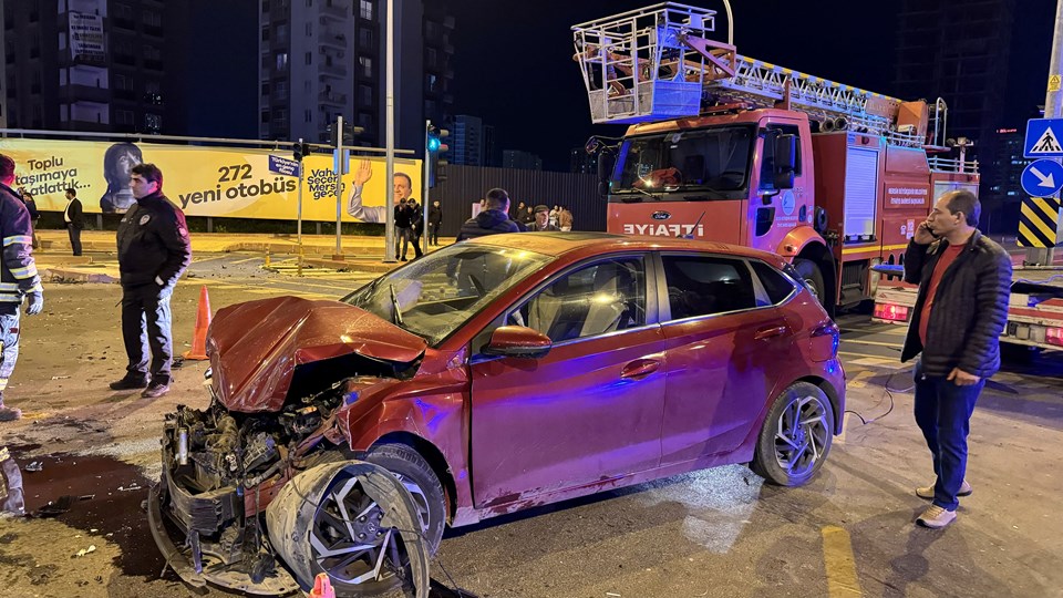 Mersin'de ambulans ile otomobil çarpıştı: 7 yaralı - 1
