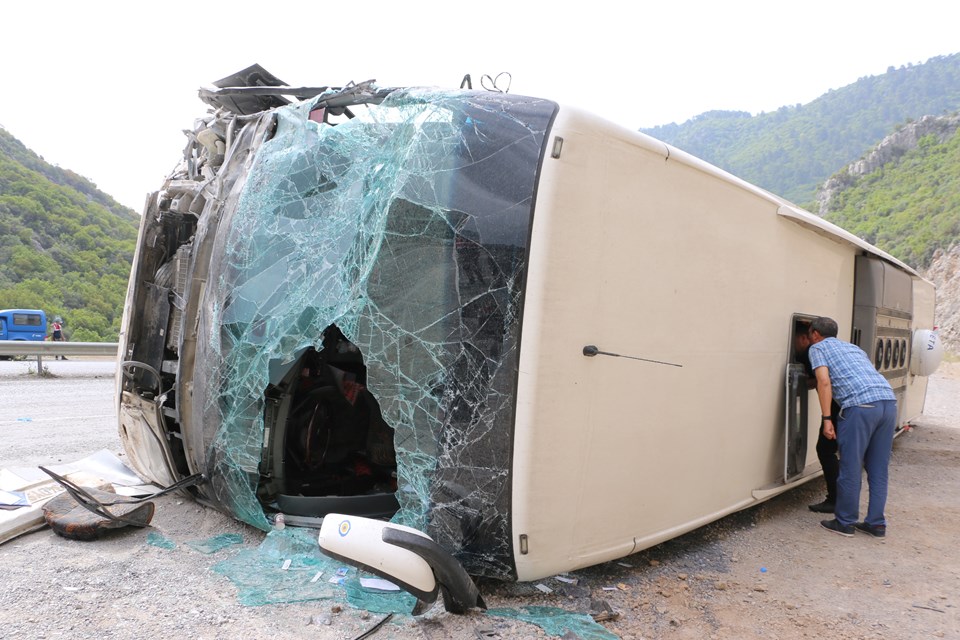 Antalya’da yolcu otobüsü devrildi: 1 ölü, 9 yaralı - 1