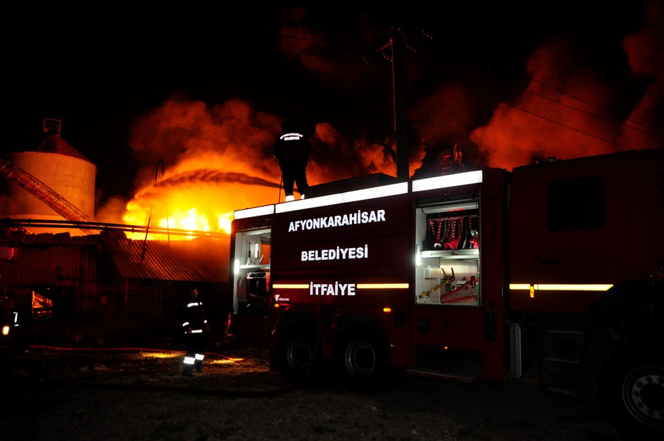 Afyonkarahisar'da yağ fabrikasında yangın - 1