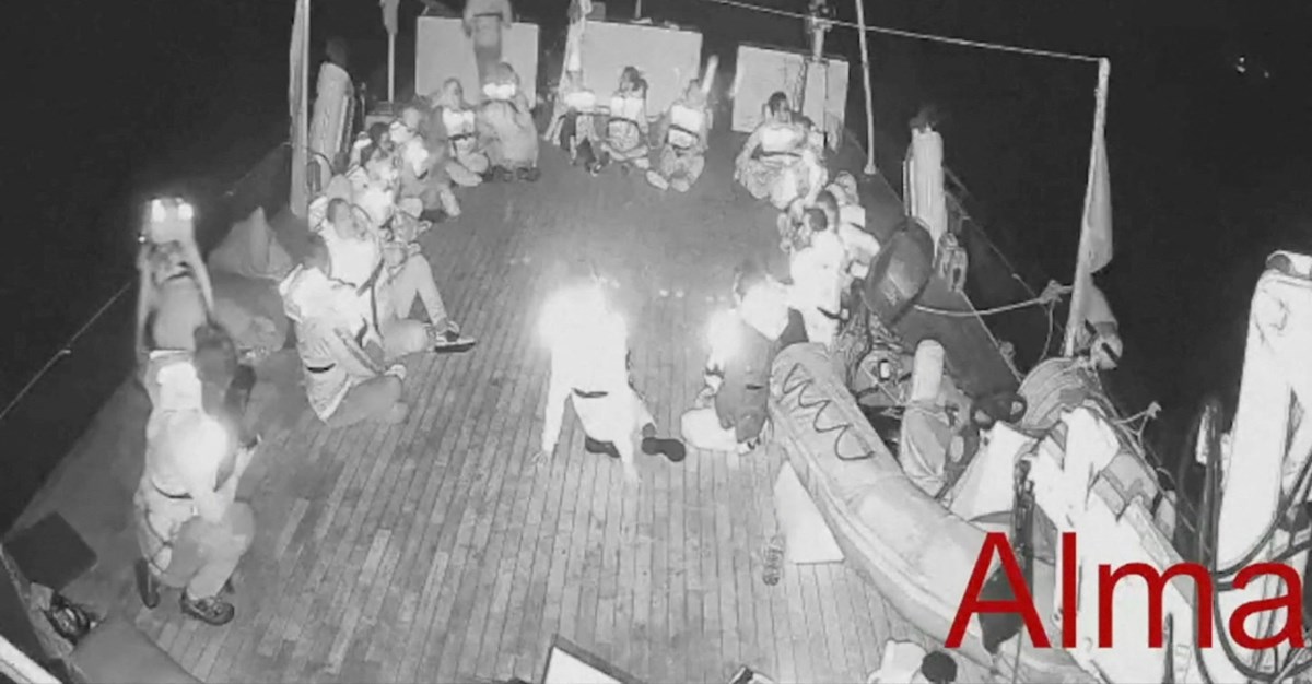 Filodaki Alma teknesinden geçen son görüntüde aktivistlerin müdahaleye hazırlık yaptığı görülüyor.