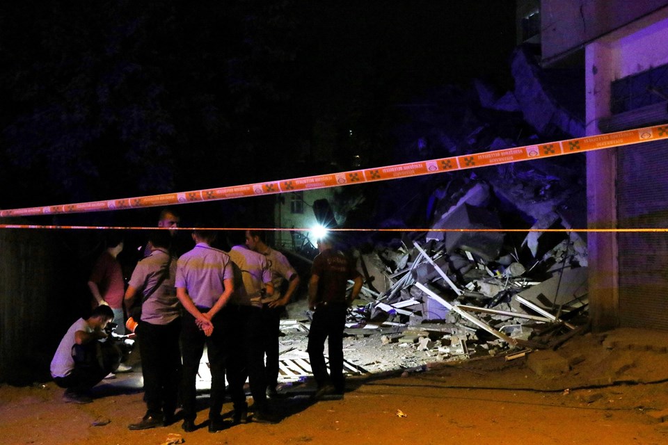 Diyarbakır’da tahliye edilen bina çöktü - 1