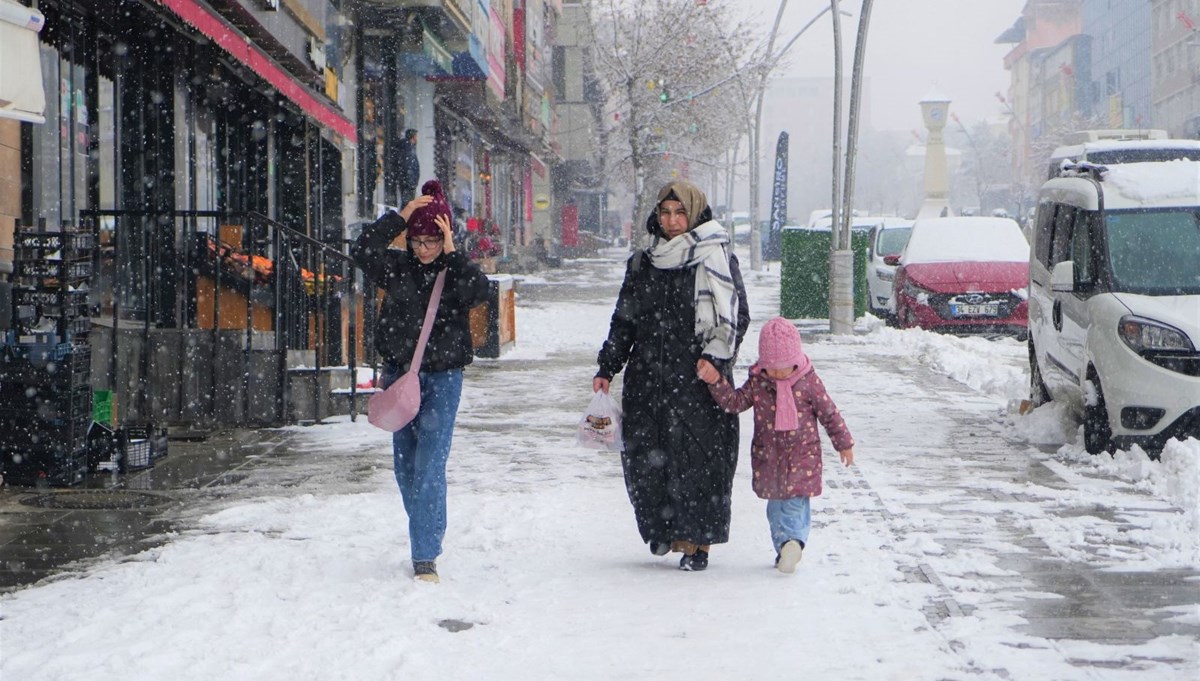 Muş beyaza büründü: 15 köy yolu ulaşıma kapandı