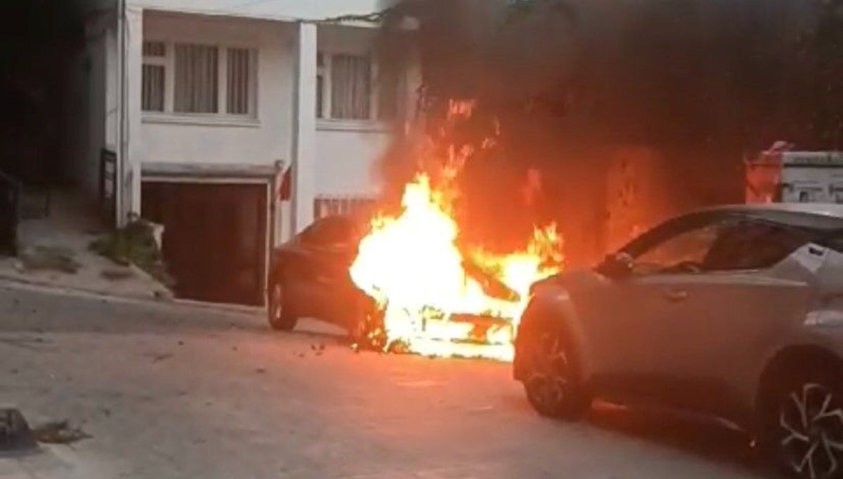 Beyoğlu’nda park halindeki otomobil alev alev yandı
