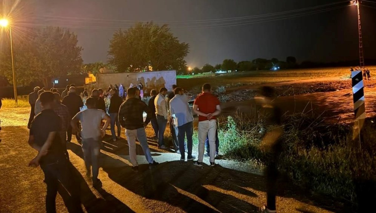 Yağışsız havada geldi: Sel suları mahallede paniğe neden oldu Yağışsız havada geldi: Sel suları mahallede paniğe neden oldu