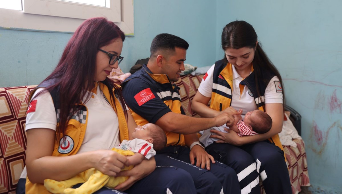 Yine hastaneye yetişemedi; ikizleri 5 yıl sonra aynı şoförün kullandığı ambulansta doğdu Yine hastaneye yetişemedi; ikizleri 5 yıl sonra aynı şoförün kullandığı ambulansta doğdu