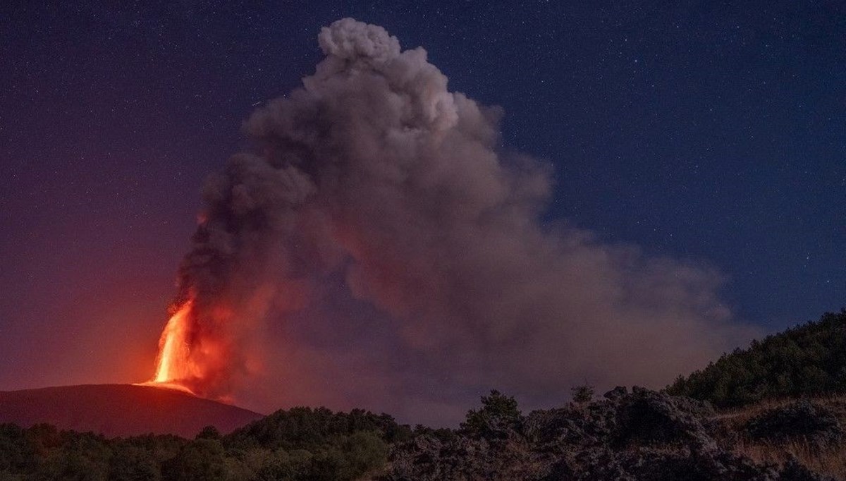 İtalya'da Etna Yanardağı'nda lav akışı meydana geldi