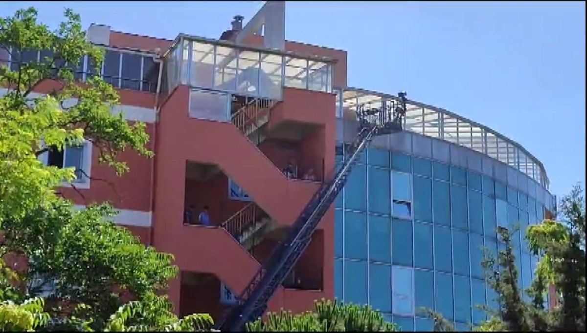 SON DAKİKA HABERİ: Bakırköy Dr. Sadi Konuk Eğitim ve Araştırma Hastanesi'nde yangın SON DAKİKA HABERİ: Bakırköy Dr. Sadi Konuk Eğitim ve Araştırma Hastanesi'nde yangın