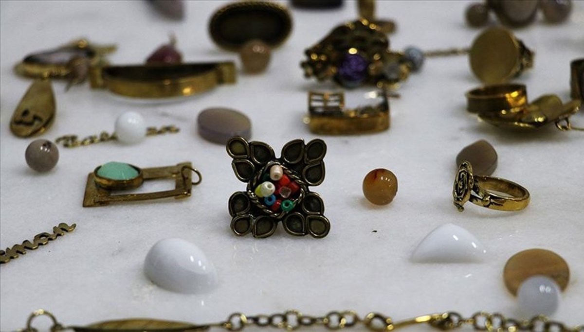 Doğadaki değerli taşlar üniversiteli gençlerin elinde sanat eserine dönüşüyor Doğadaki değerli taşlar üniversiteli gençlerin elinde sanat eserine dönüşüyor