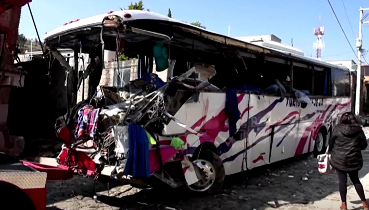 Meksika'da freni arızalanan otobüsün evlere çarpması sonucu 19 kişi öldü
