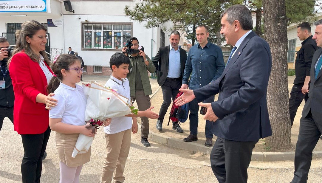 Sınıf başkanı sözünü tuttu! Bakan Tekin'den okula ziyaret