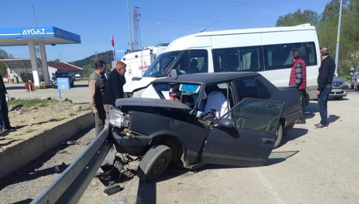 Karabük’te işçi servisi ile otomobil çarpıştı: 4 yaralı