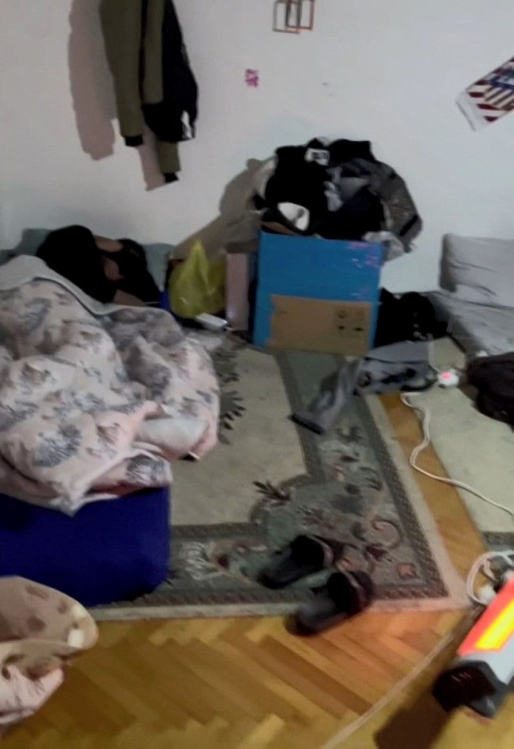 Kiracı
1 odayı 5 kişiye kiraladı: İstanbul'da 50 Euro'ya yer yatağı - 2