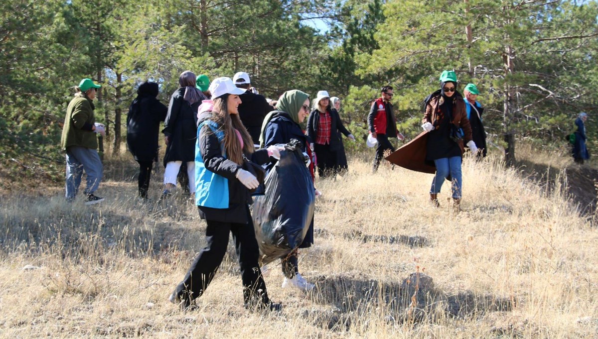 Van’da gençler orman temizledi Van’da gençler orman temizledi