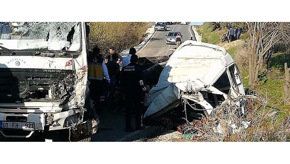 Hatay'da minibüs ile kamyon çarpıştı: 11 ölü