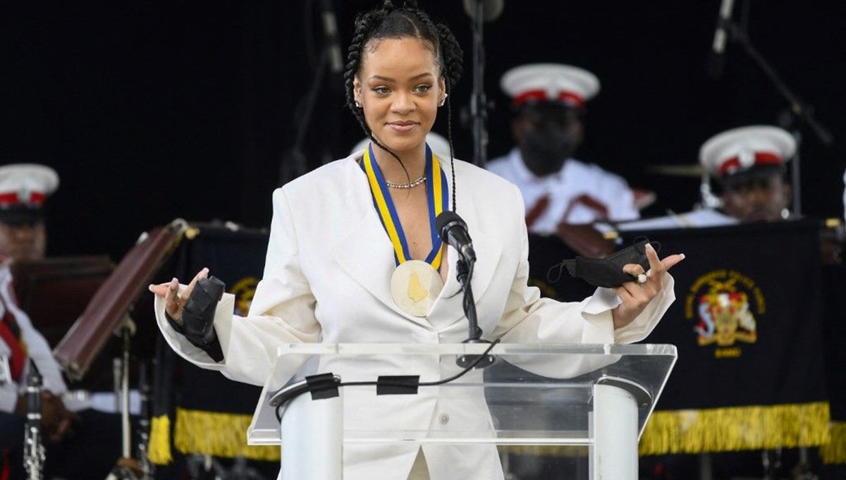 Rihanna 'Ulusal Kahraman' nişanını aldı