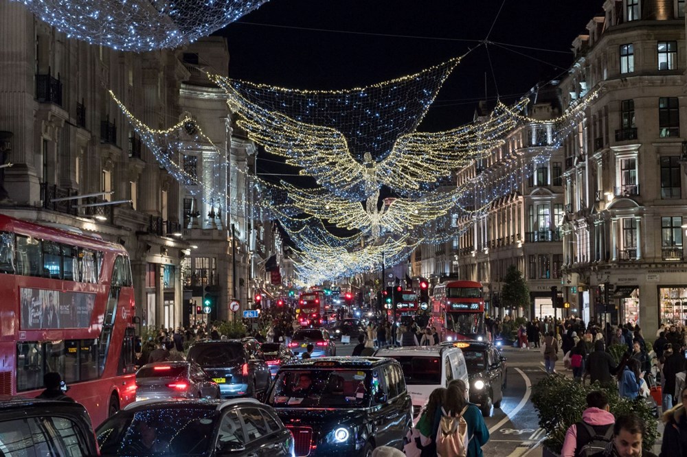 Londra sokakları Noel ve yılbaşı için süslendi - 3