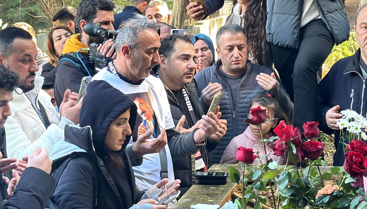 Sevenleri Ferdi Tayfur'un kabrine akın etti Sevenleri Ferdi Tayfur'un kabrine akın etti