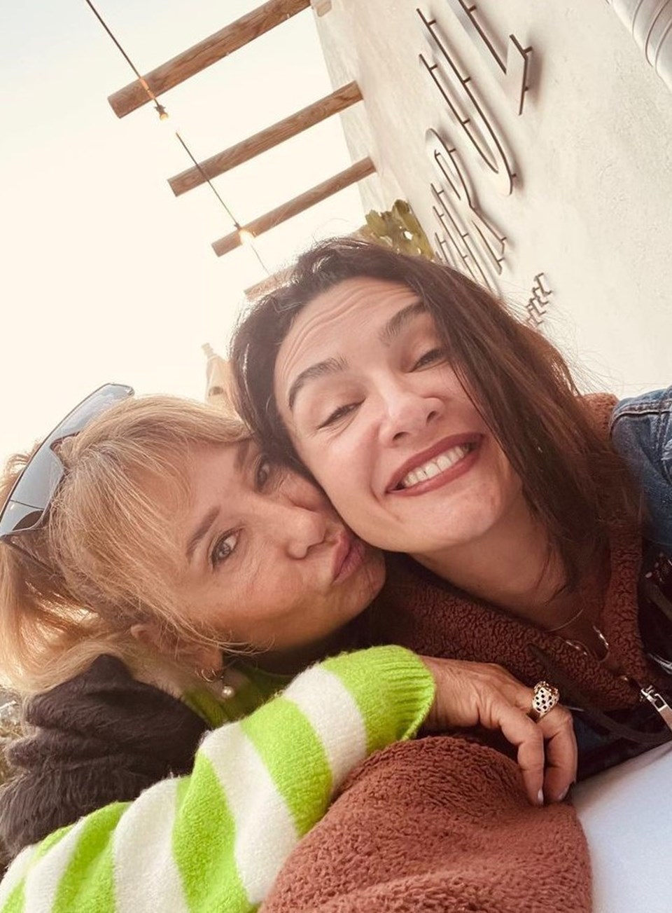 Birce Akalay'dan annesi Yasemin Ergün'e: Bahçen hep çiçeklensin - 1