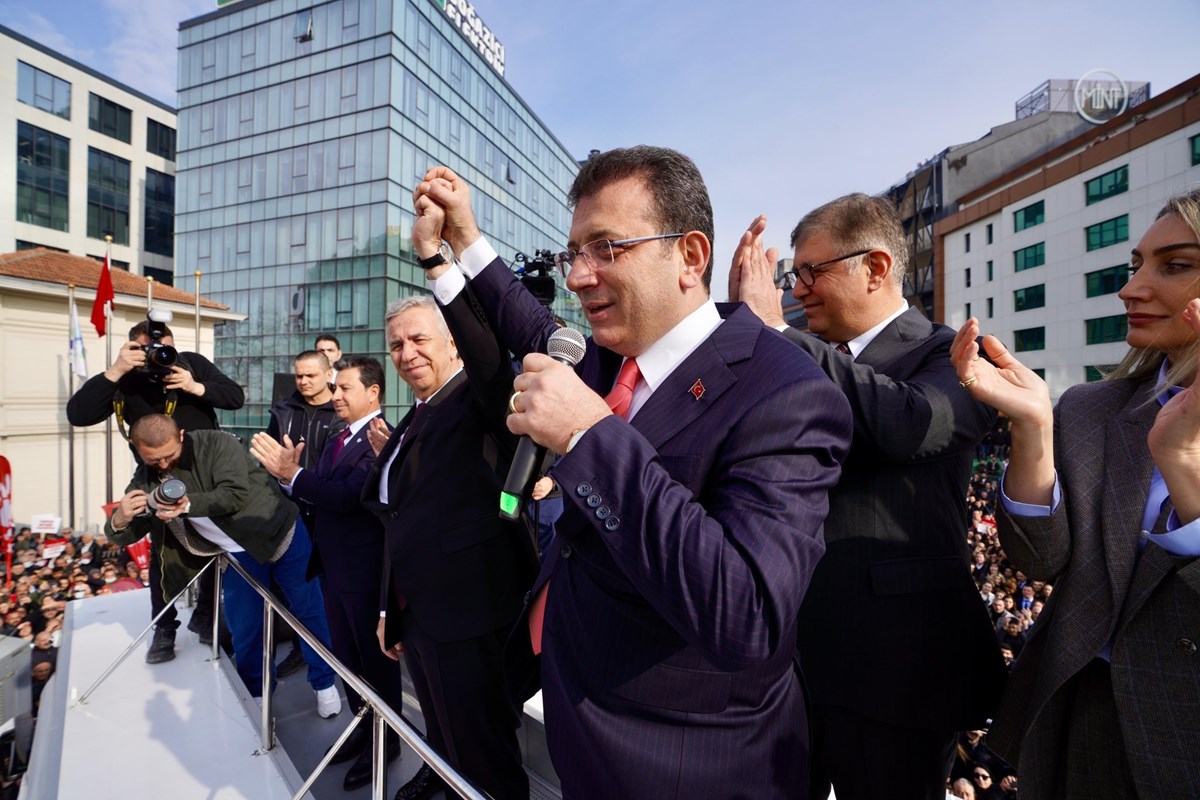 İmamoğlu ve Yavaş otobüsün üzerinden kalabalığı selamladı