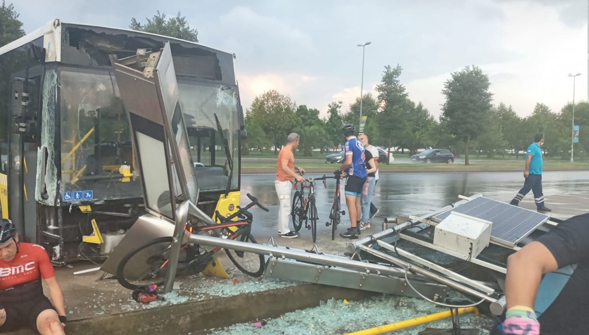 Kartal'da İETT otobüsü bisikletlilere çarptı