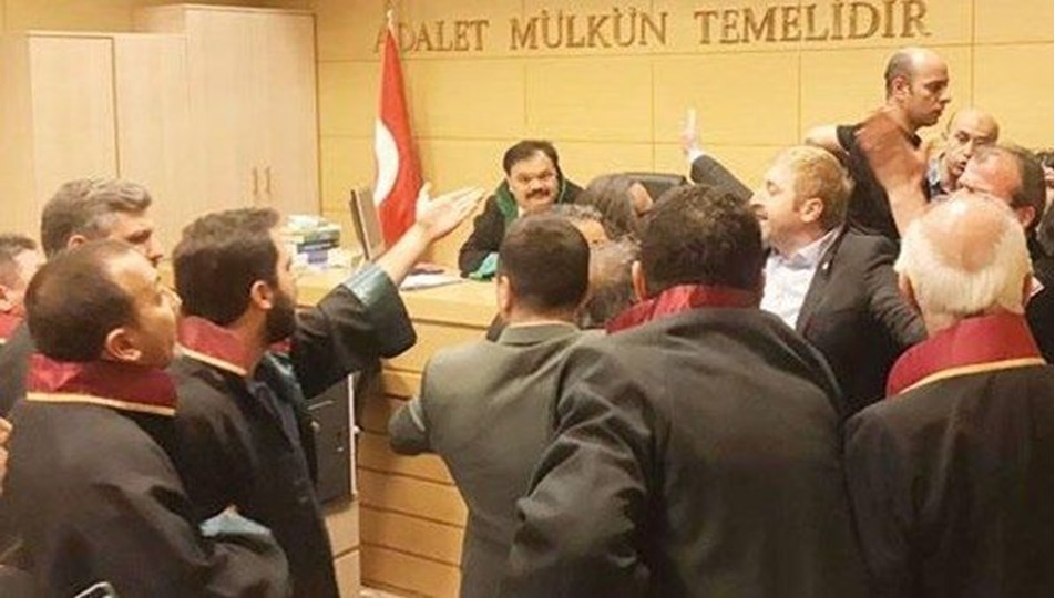Etek boyu ölçen hakimin cezası belli oldu