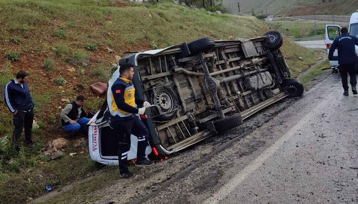 Malatya'da yolcu otobüsü devrildi: 12 yaralı Malatya'da yolcu otobüsü devrildi: 12 yaralı