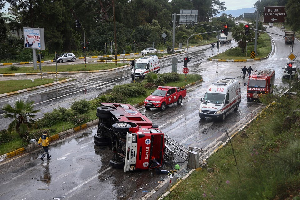 Antalya'da itfaiye aracı devrildi: 3 yaralı - 1