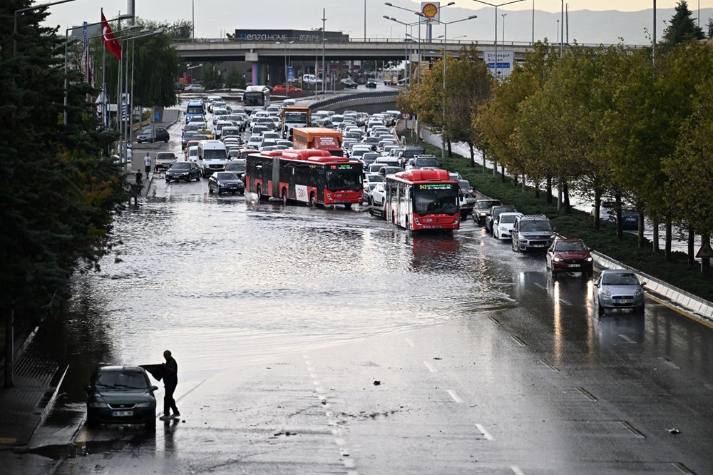 Ankara'yı kuvvetli sağanak vurdu: Yollar göle döndü, iş yerlerini su bastı - 13