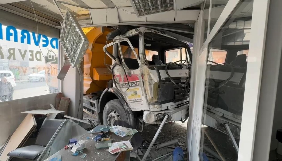 Freni boşalan hafriyat kamyonu iş yerine girdi Freni boşalan hafriyat kamyonu iş yerine girdi
