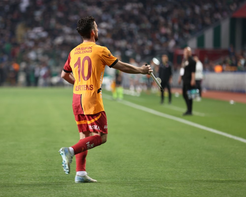 Konyaspor - Galatasaray maçında alana demir atıldı! 75 q0tAzYjelkORuPedcW1LYA