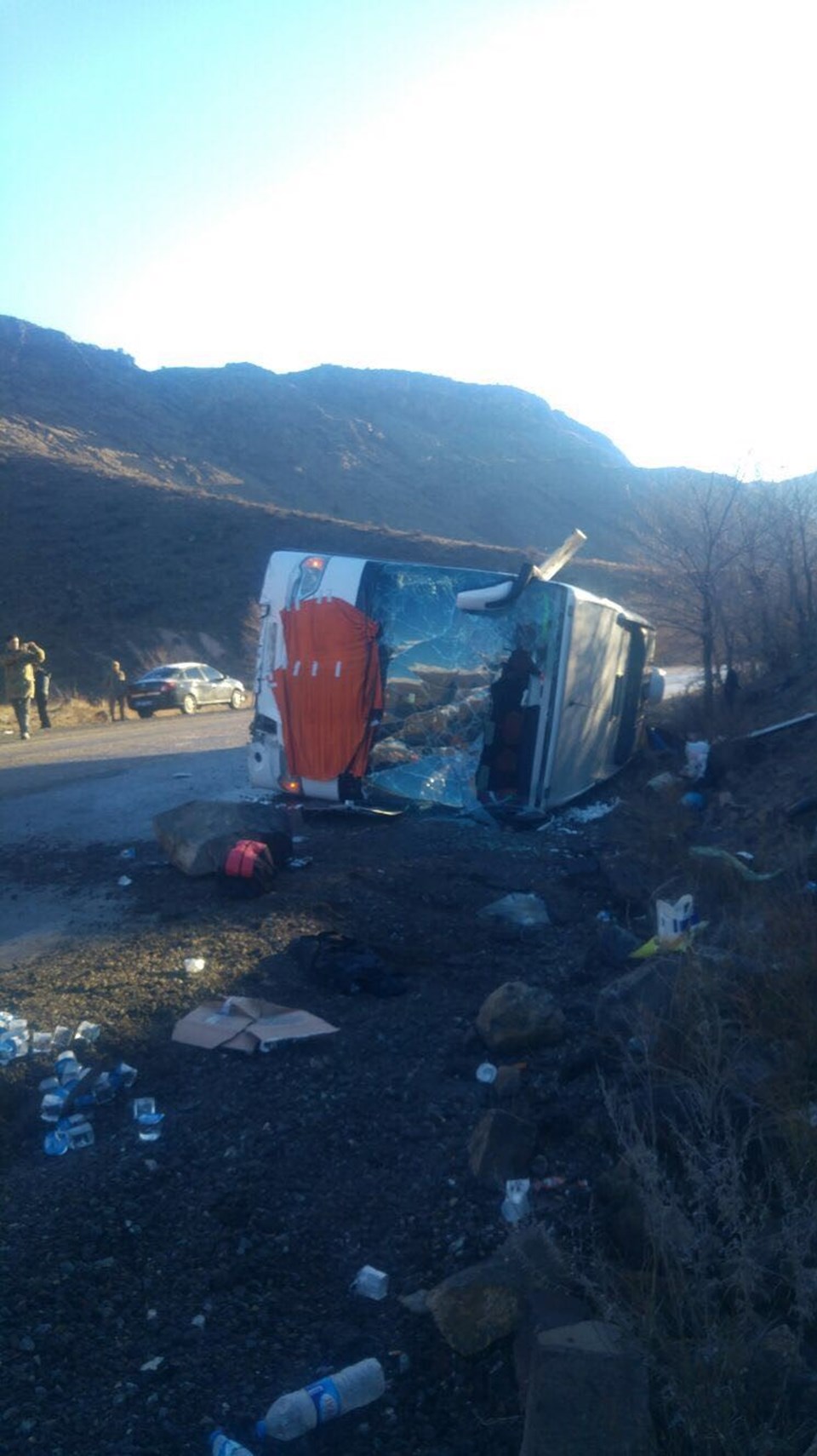 Kars'ta yolcu otobüsü devrildi: 30 yaralı - 1