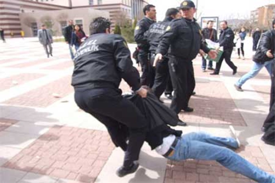 Güvenlikçilerden öğrencilere kelepçe - 1