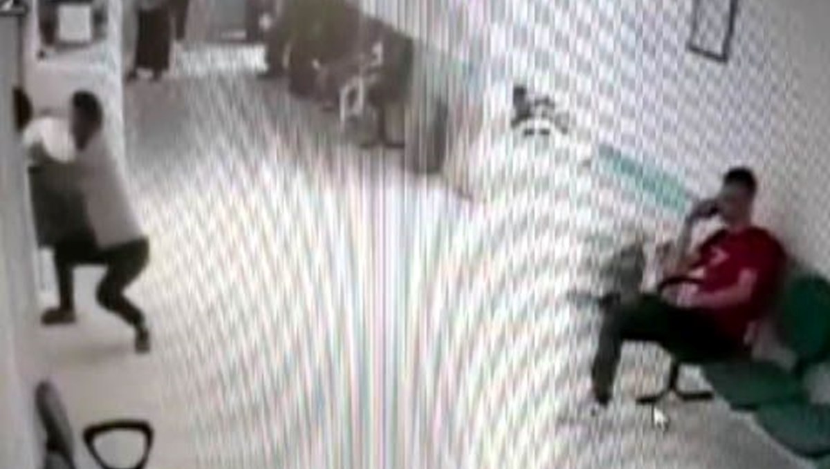 Aile hekimine bıçaklı saldırı: Kendini odaya kitledi, canını kurtardı Aile hekimine bıçaklı saldırı: Kendini odaya kitledi, canını kurtardı