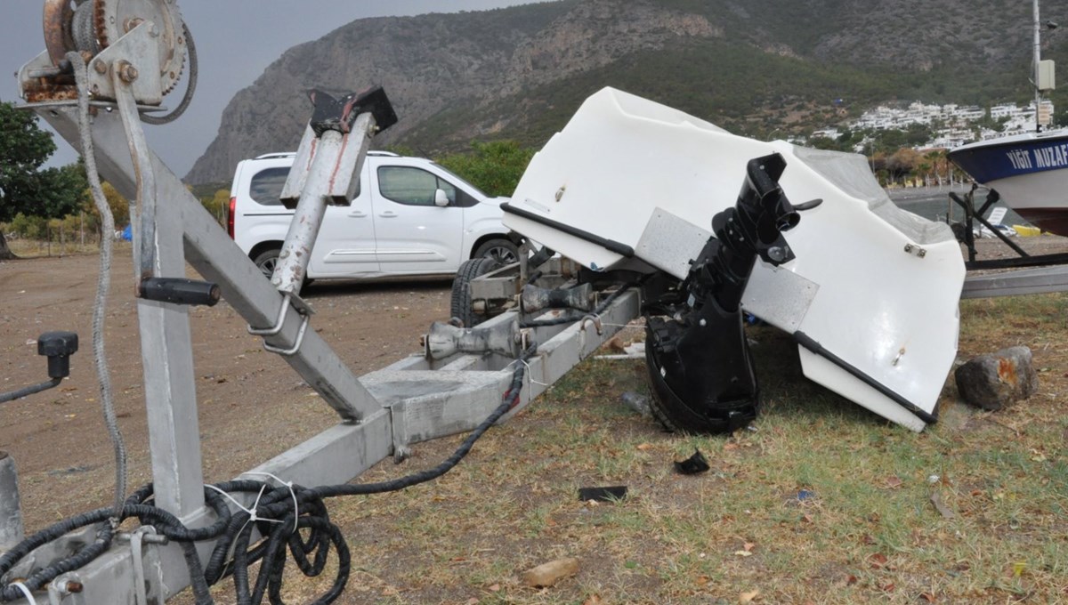 Mersin'de fırtına: Tekneler battı, çatılar uçtu